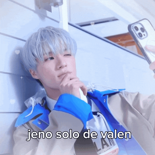a man taking a selfie with the words jeno solo de valen above him