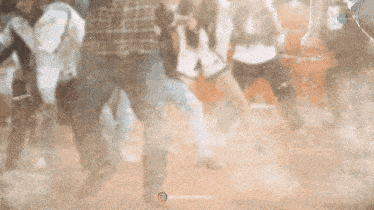 a blurred image of a crowd of people with a watermark that says @andreyandeligua