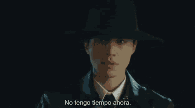 a man in a hat says no tengo tiempo ahora in spanish