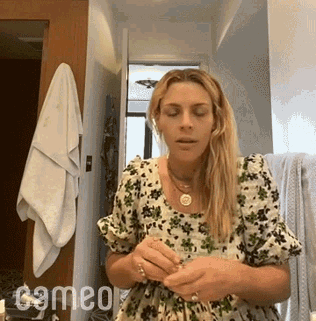 Laughing Busy Philipps GIF - Laughing Busy Philipps Cameo GIFs
