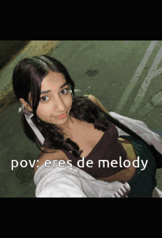 a girl is taking a selfie with a caption that says pov eres de melody