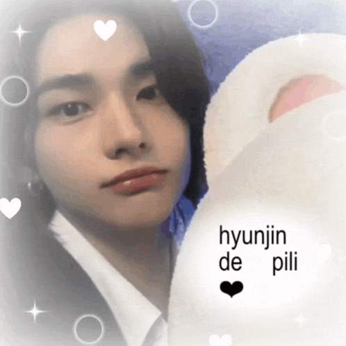 a picture of a young man with the name hyunjin de pili on the bottom