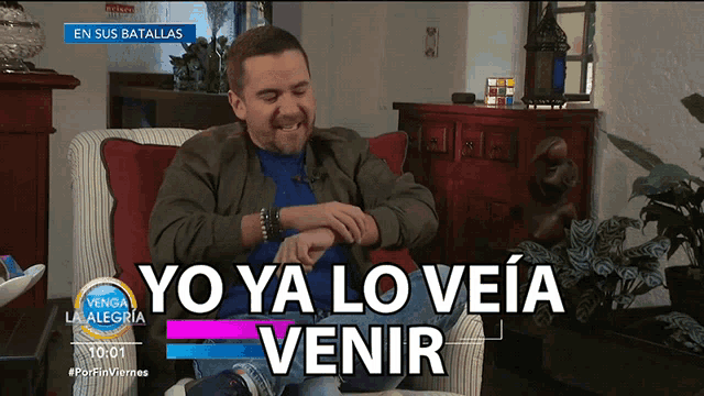a man sits in a chair with the words yo ya lo veia venir written on the screen