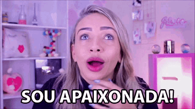 a woman is making a surprised face and says sou apaixonada