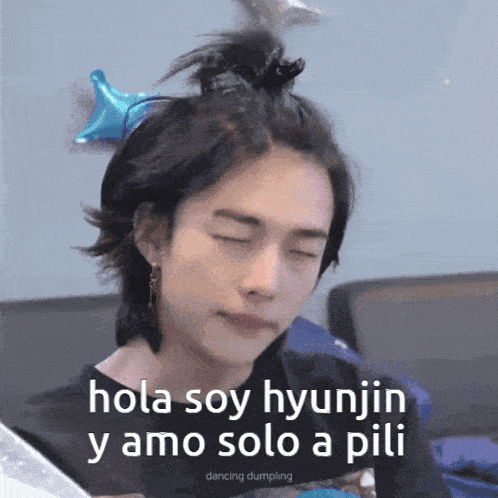 a young man with his eyes closed and the words hola soy hyunjin y amo solo a pili dancing dumpling