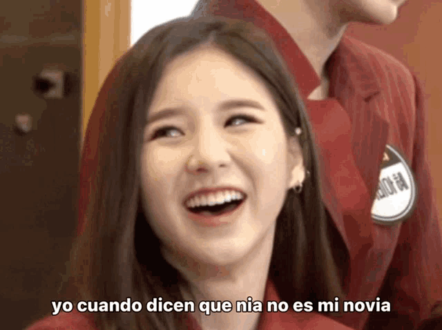 a woman is smiling with the words yo cuando dicen que nia no es mi novia