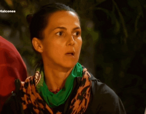 a woman says " estoy hablando con john no contigo " in a foreign language