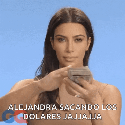 kim kardashian is holding a stack of money with the caption alejandra sacando los dolares jajjaja