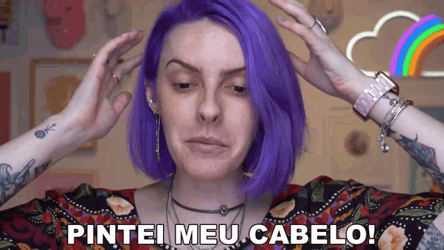 a woman with purple hair has the words pintei meu cabelo written on her face