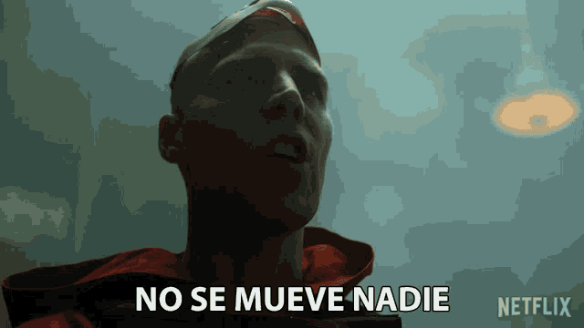 a man says no se mueve nadie in a dark room