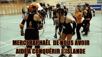 roller derby players on a court with the words merci raphael de nous avoir aide a conquerir l' islande on top