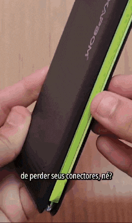 a person is holding a cell phone with the words de perder seus conectores on the bottom right