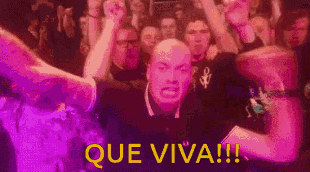 a man with his fist in the air and the words que viva !!! behind him