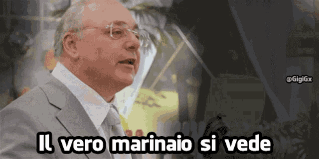a man in a suit says il vero marinaio si vede in italian