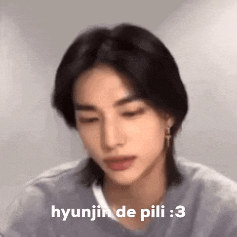 a close up of a person 's face with the words `` hyunjin de pili '' written above it .