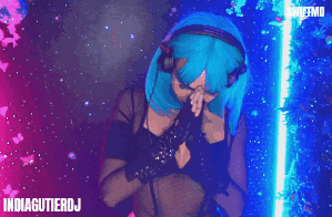 a woman with blue hair is wearing headphones and the name indiagutierdj