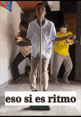 a group of people are dancing in a room with the words eso si es ritmo written on the bottom