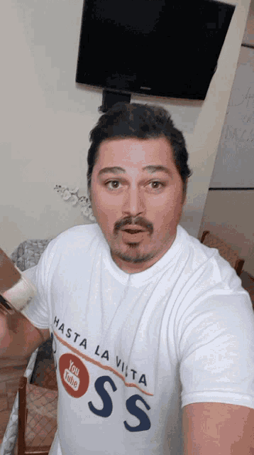 a man wearing a shirt that says hasta la vita