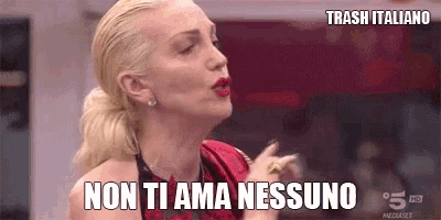 a woman is making a funny face and saying non ti ama nessuno