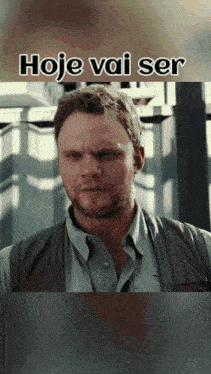 a man with a beard is looking at the camera with the words hoje vai ser above him