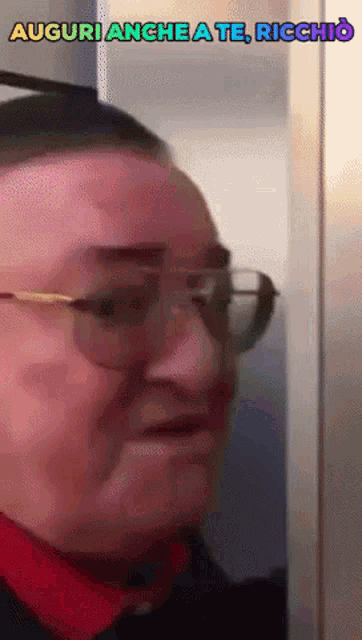 a man wearing glasses says auguri anche a te ricchio