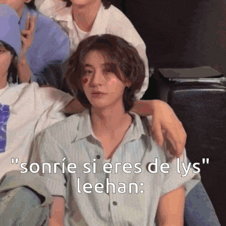 a group of people are posing for a picture and one of them says sonrie si eres de lys