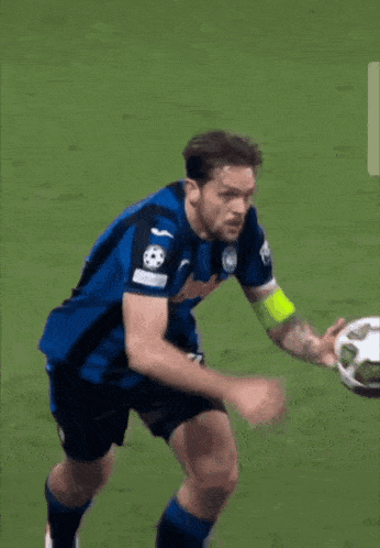 a soccer player wearing a blue shirt that says ' lete ' on the front