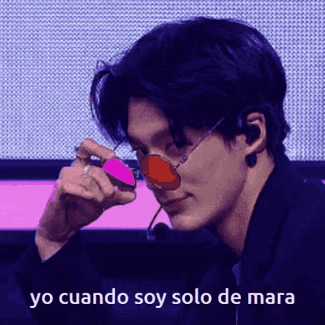 a man wearing sunglasses has the words yo cuando soy solo de mara written below him