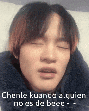 a close up of a person 's face with the words " chenle kuando alguien no es de beee "