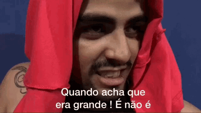 a man with a red scarf around his head says quando acha que era grande !