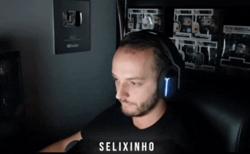 a man wearing headphones with the name selixinho written on his shirt