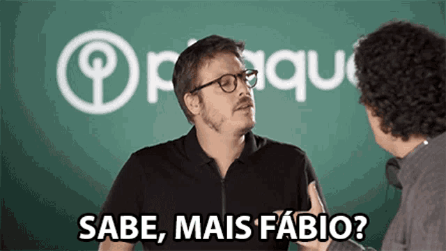 a man wearing glasses is talking to another man with the words sabe mais fabio written below him