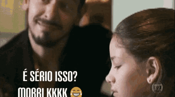 a man and a girl are looking at each other with the words " e serio isso " written on the bottom