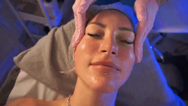 Face Massage Tracy Kiss GIF - Face Massage Tracy Kiss Skin Care GIFs