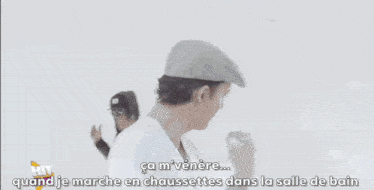 two men are standing next to each other with the words " quand je marche en chaussettes dans la salle de bain " written below them