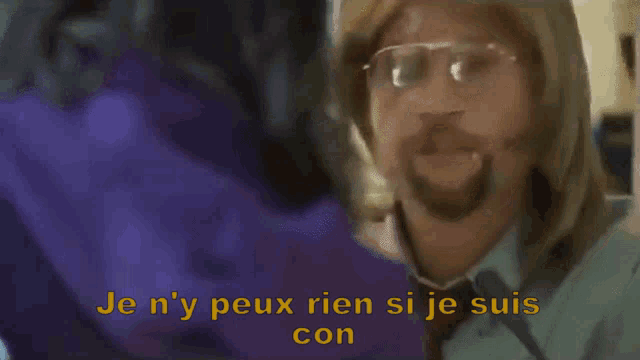 a man with glasses and a beard says je n'y peux rien si je suis con in a foreign language
