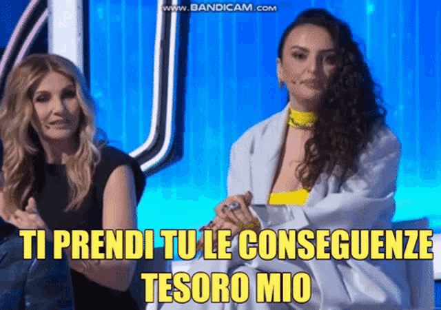 two women sitting next to each other with the words " ti prendi tu le conseguenze tesoro mio " written in yellow