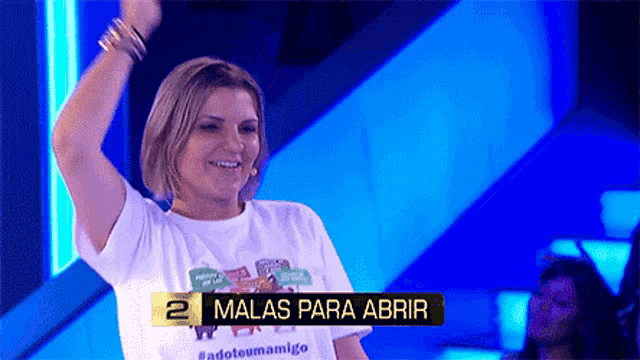 a woman wearing a white t-shirt that says malas para abrir