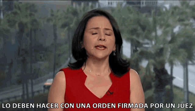 a woman in a red top with the words lo deben hacer con una orden firmada por un juez above her