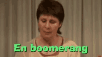a woman is making a funny face and the words en boomerang are behind her .