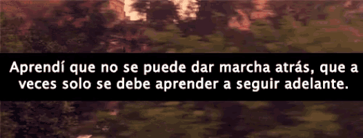 a quote in spanish is displayed on a blurred background