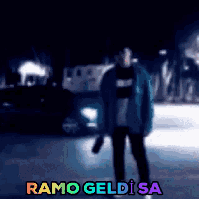 a blurry picture of a man holding a knife with the words ramo geldi sa written above him