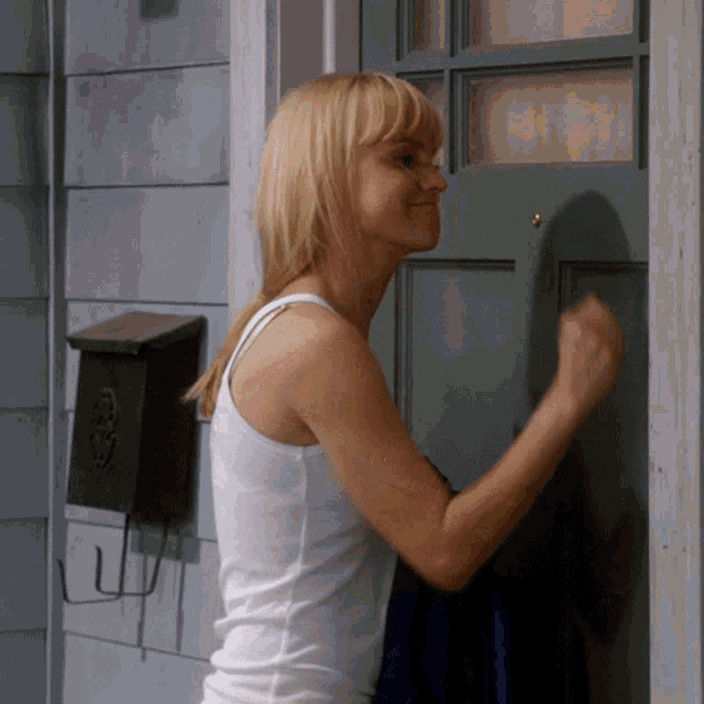 Knock Knock Christy GIF - Knock Knock Christy Anna Faris GIFs