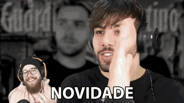 a man wearing headphones with the word novidade on the bottom right