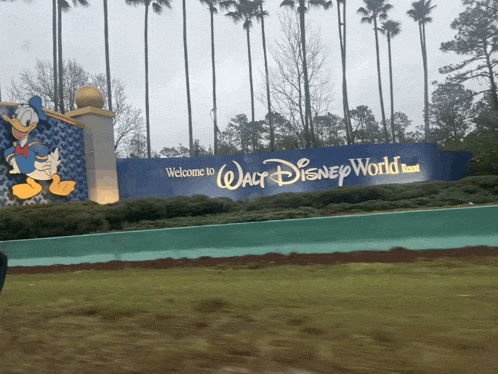 a sign that says welcome to walt disney world on it