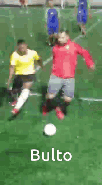 a blurry picture of a man on a soccer field with the word bulto in the corner