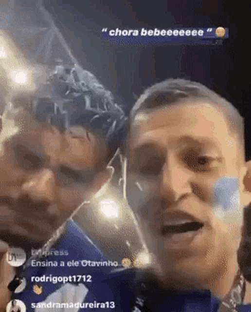 two men are standing next to each other with one saying " chora bebeeee "
