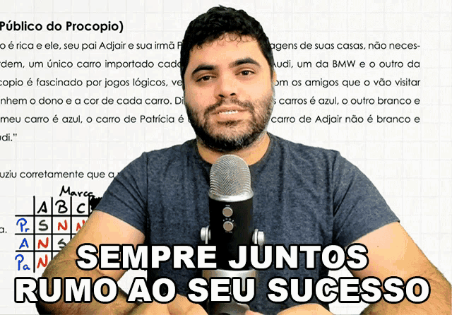a man stands in front of a microphone with the words sempre juntos rumo ao seu sucesso written below him