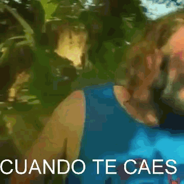 a man in a blue tank top with the words " cuando te caes " below him