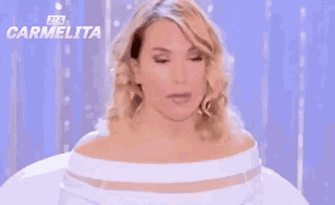a woman says " non ha importanza " in front of a purple background